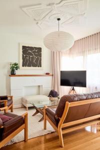 un salon avec un canapé et une table dans l'établissement Mid-Century Modern Retreat, à Kings Park