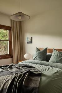 une chambre avec un lit et une fenêtre dans l'établissement Mid-Century Modern Retreat, à Kings Park