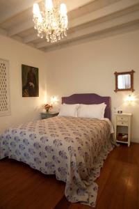 une chambre avec un lit et un lustre dans l'établissement Quinta Miraflores Boutique Hotel, à Lima