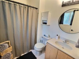 Ένα μπάνιο στο The Sawyer Hideaway - 3BR 2B with Hot Tub & Fire Pit - 5 mins to beach +30 φωτογραφίες
