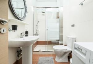 Kúpeľňa v ubytovaní Sparta View Apartments Anais Boutique A1 + 29 fotografií