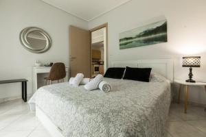 Posteľ alebo postele v izbe v ubytovaní Sparta View Apartments Anais Boutique A1
