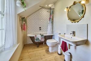 ein Badezimmer mit Waschbecken, Badewanne und Toilette in der Unterkunft Captains Cottage in Donaghadee + 21 Fotos