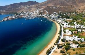 リバディオンにあるBlue Opal House in Livadi Beach Serifosの町の海岸の空中