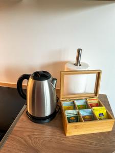 a tea kettle and a box of differentiatingamines at Apartment Landscape in Zgornje Gorje