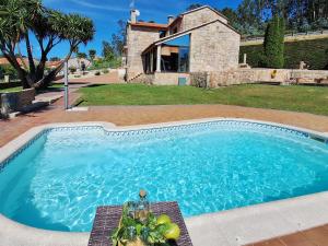 a large swimming pool in front of a house at Villa Alilacha - Piscina Barbacoa Playa 500 m in Bueu