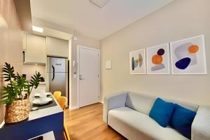 a living room with a couch and a table at Aprazivel Studio no centro de curitiba in Curitiba