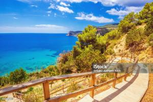 Kép Oceanfront Retreat in Sant Josep de sa Talaia with Shared Pool szállásáról San Jose de sa Talaiában a galériában