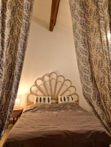 una camera con letto a baldacchino e tende di Joli appartement calme vue montagne dans le centre a Corte