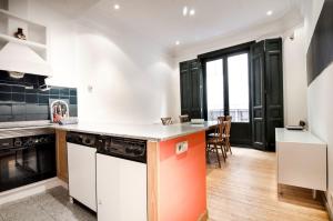 A kitchen or kitchenette at Apartment Fresa, 3