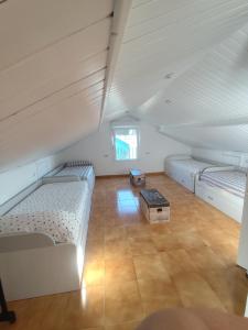 Łóżko lub łóżka w pokoju w obiekcie Casa O Castriño