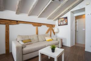 salon z kanapą i stołem w obiekcie Minty Stay - Plaza Mayor 1 BD w Madrycie
