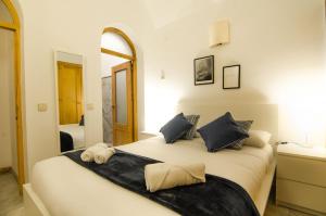 A bed or beds in a room at Apartment Fresa, 3