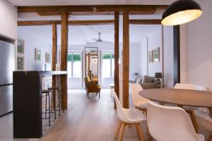 une pièce avec une table et des chaises et un salon dans l'établissement Apartment Fomento, à Madrid