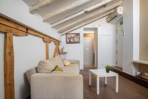 salon z kanapą i stołem w obiekcie Minty Stay - Plaza Mayor 1 BD w Madrycie