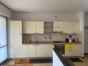 Η κουζίνα ή μικρή κουζίνα στο The Superior Apartment