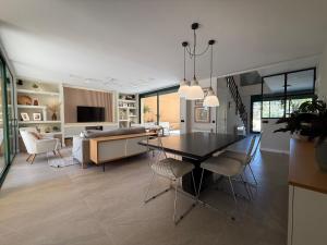 TV a/nebo společenská místnost v ubytování TarracoHomes, Town House La Mora