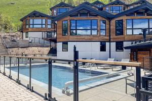 una casa con piscina delante de ella en Shadow Mountain 04, en Aspen