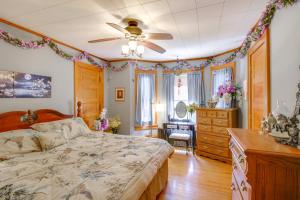 une chambre avec un lit et un ventilateur de plafond dans l'établissement 2 Mi to Minnesota River Family Home Near Fishing!, à Montevideo