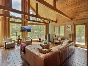 Χώρος καθιστικού στο Hot Tub & Fire Pit~The Pines Chalet