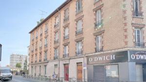 un grande edificio in mattoni su una strada cittadina di Vitry Vibes City a Vitry-sur-Seine