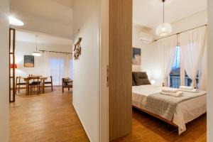 een slaapkamer met een bed en een eetkamer bij Finestrini in Preveza