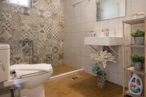 een badkamer met toilet en wastafel bij Finestrini in Preveza