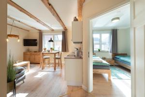 a small apartment with a kitchen and a living room at Ferienwohnung ,,Hermine“ Zur Alten Mühle in Linthe
