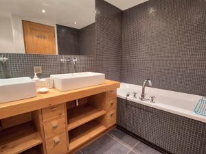 y baño con bañera, lavabo y tubermottermott. en Chalet Cosy 8 Pers, Skis aux Pieds, Balcon, WIFI, Parking - FR-1-505-33, en Notre-Dame-de-Bellecombe 17 fotos más