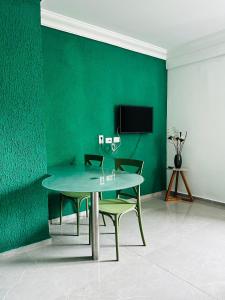 Μια τηλεόραση ή/και κέντρο ψυχαγωγίας στο Lindo Apartamento com piscina à 100m do MAR