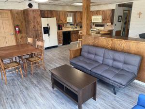 un salon avec un canapé et une table et une cuisine dans l'établissement 2BR 2nd floor apartment overlooking downtown, à Elkader