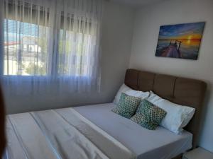 En eller flere senge i et værelse på Apartmani Vir