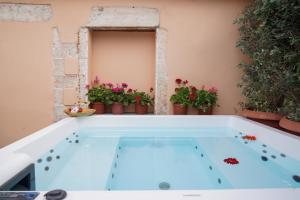 Bazén v ubytování Venetian Palace Chania nebo v jeho okolí