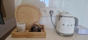 a kitchen counter with a whisk and a tea kettle at Evasion mer à Ostende in Ostend