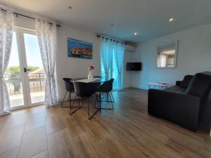 ein Wohnzimmer mit Sofa und Tisch in der Unterkunft N&M apartments in Vodice