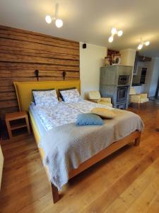 Un dormitorio con una cama grande y un horno. en Arte Golf Apartment, en Kuressaare
