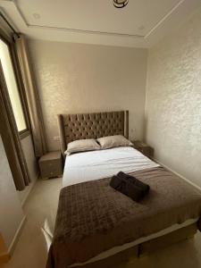 ein Schlafzimmer mit einem großen Bett in einem Zimmer in der Unterkunft Coucher de soleil à Saïdia in Saidia 