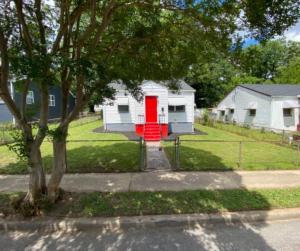 una casa con una porta rossa in un cortile di Central RVA Home 4 Bed, 3 Bath Getaway! a Richmond