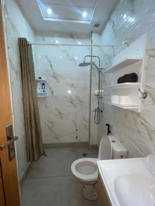 ein Badezimmer mit Toilette, Dusche und Waschbecken in der Unterkunft Coucher de soleil à Saïdia in Saidia 