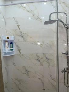 ein Badezimmer mit Dusche mit Glastür in der Unterkunft Coucher de soleil à Saïdia in Saidia  + 8 Fotos