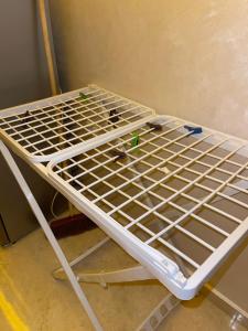 ein weißer Bettrahmen mit grünen Pflanzen darauf in der Unterkunft Coucher de soleil à Saïdia in Saidia 