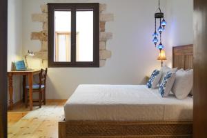 Postel nebo postele na pokoji v ubytování Venetian Palace Chania