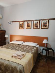 a bedroom with a bed with towels on it at ZAHRA ARAGONA in Aragona