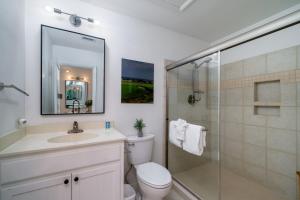 ein Badezimmer mit Toilette, Waschbecken und Dusche in der Unterkunft 2910 Atrium Villa in Seabrook Island + 41 Fotos