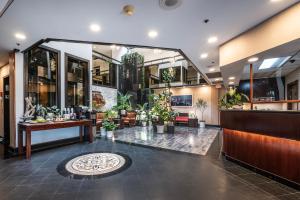 林伍德国际酒店的大堂种植了许多盆栽植物