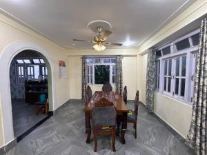 Khu vực ghế ngồi tại Blue Sky Homestay , Lingmoo