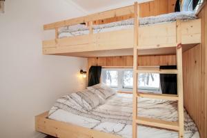 a bunk bed in a bedroom with a bunk bed in a room at La Tanière du Massif in Petite-Rivière-Saint-François