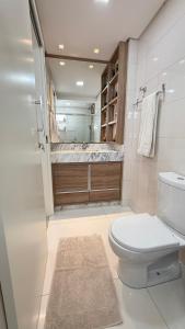 a bathroom with a toilet and a sink and a shower at Apto Das Margaridas- 3 Quartos, Apto todo climatizado, amplo, confortável, ao lado do Parque Termal!! in Piratuba +18 photos