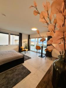 una camera con letto e un grande murale floreale di Romantic coastal apartment with sea views a Komarna Altre 2 foto