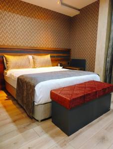 A bed or beds in a room at Vizyon Park Otel